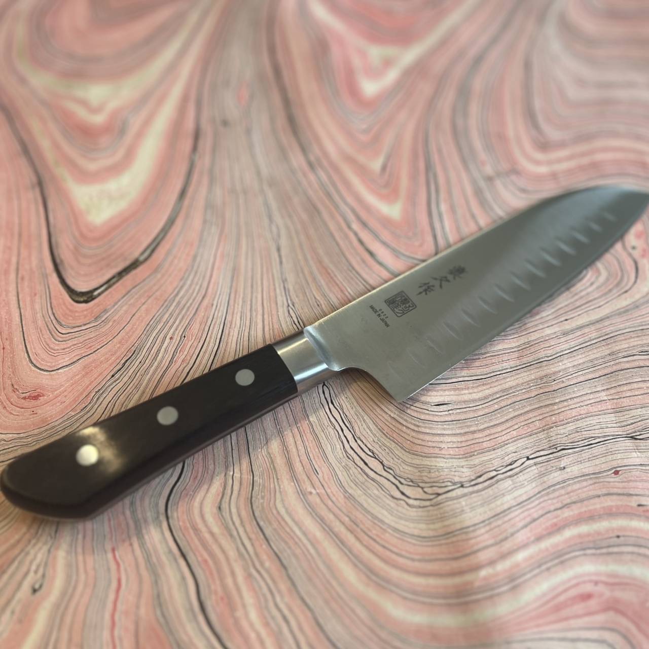 MAC Santoku Professional Mighty Series с алвеоли 17см (MSK-65)