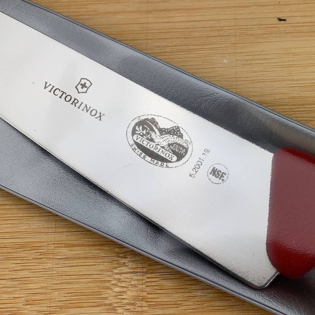 Victorinox Chef's Fibrox нож на готвача (червен) 19см