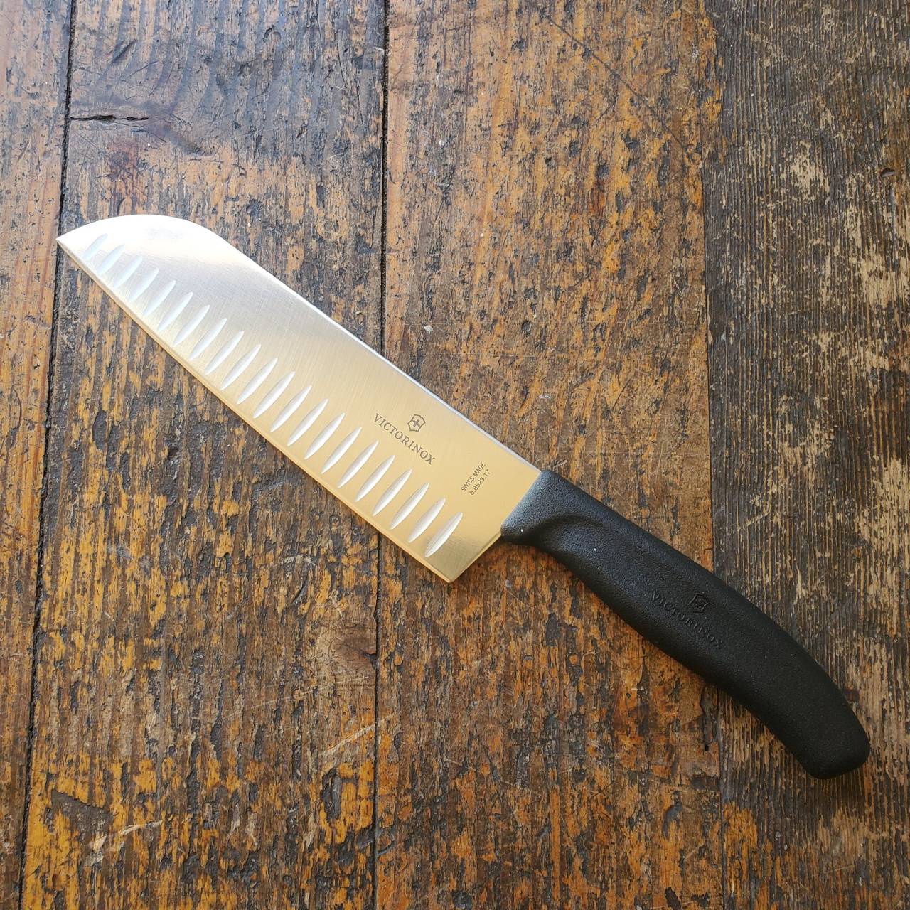 Victorinox Santoku Swiss Classic с алвеоли (черен) 17см