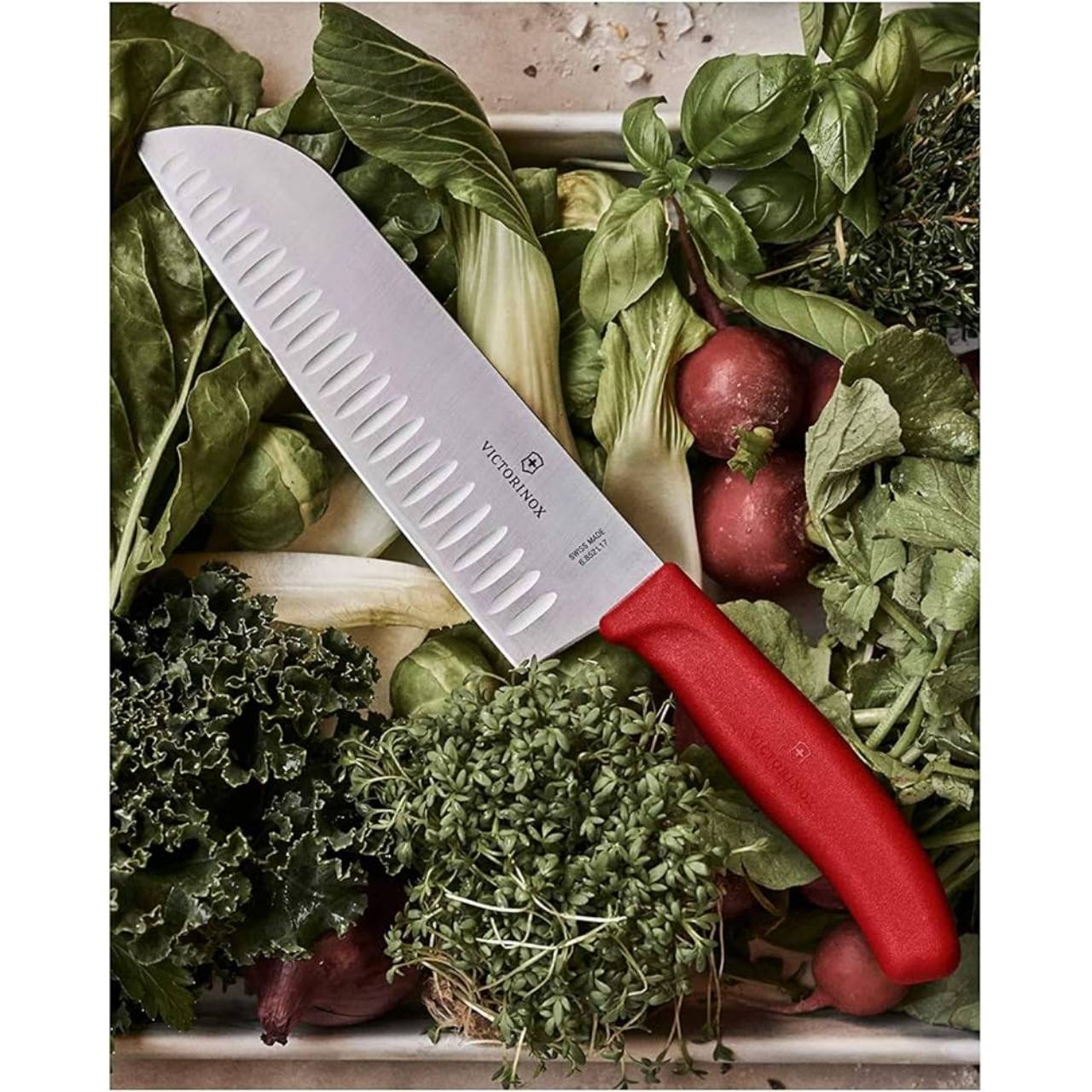 Victorinox Santoku Swiss Classic с алвеоли (червен) 17см